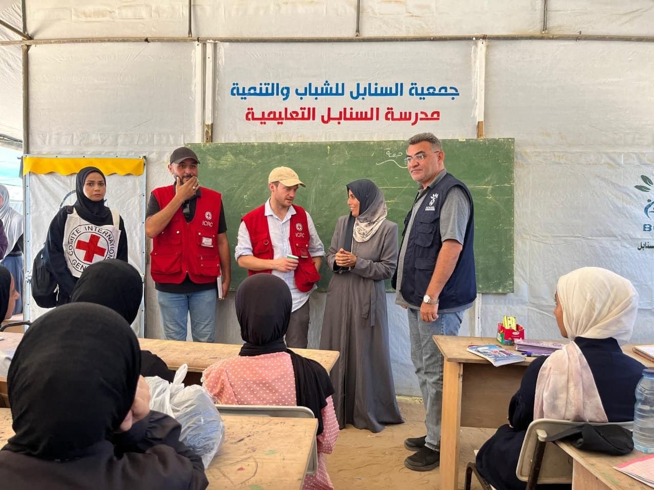 وفد من اللجنة الدولية للصليب الأحمر يزور مؤسسة السنابل للشباب والتنمية لبحث سبل التعاون