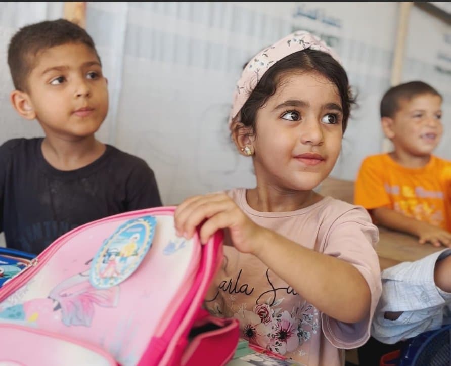 توفير قرطاسية لطلاب مدارس السنابل (1 و2) ومدرسة خان يونس للفصل الصيفي