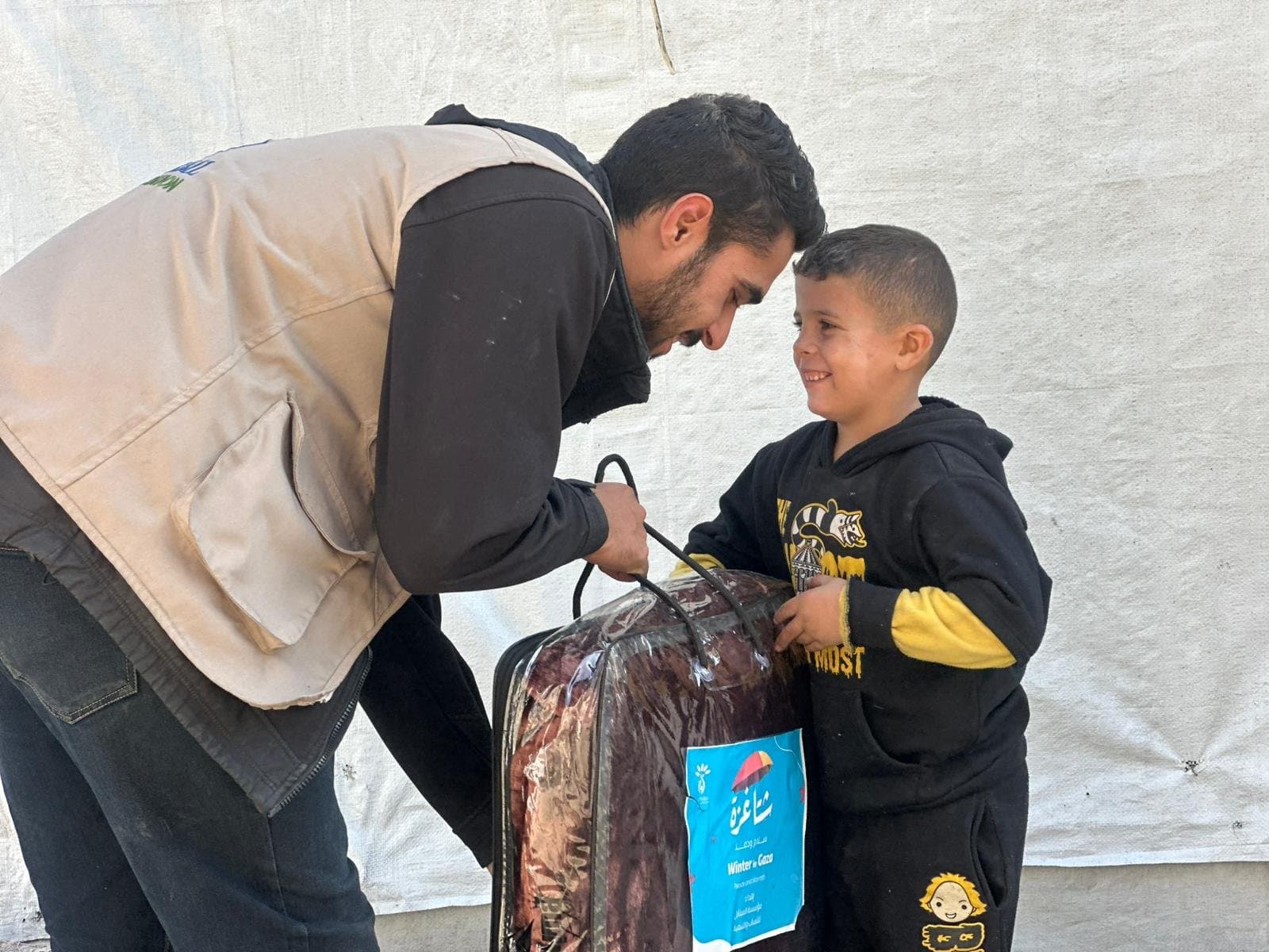توزيع 200 حرام شتوي على الأسر النازحة ضمن حملة شتا غزة.. سلام ودفا
