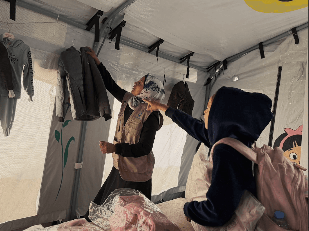 توزيع كسوة شتوية لـ 300 طفل يتيم ضمن مشروع "خيمة الدفا" – حملة "شتاء غزة.. سلام ودفا"