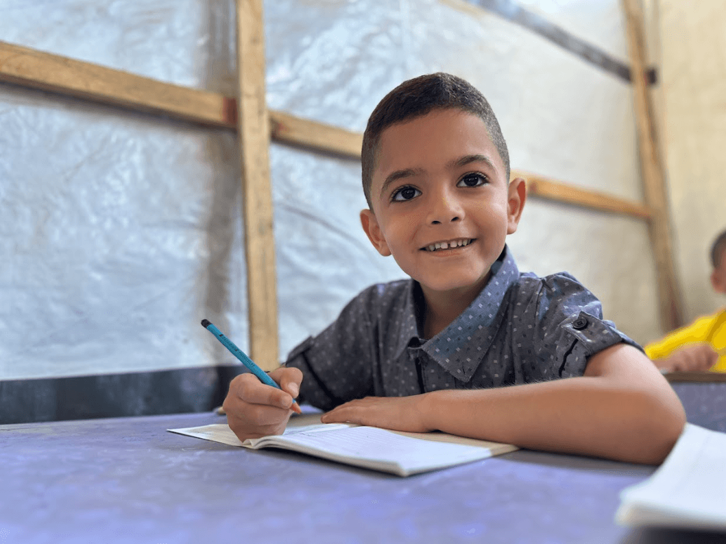 إنشاء مدرسة السنابل دير البلح 1 الميدانية كحل تعليمي طارئ خلال الحرب لضمان استمرار العملية التعليمية