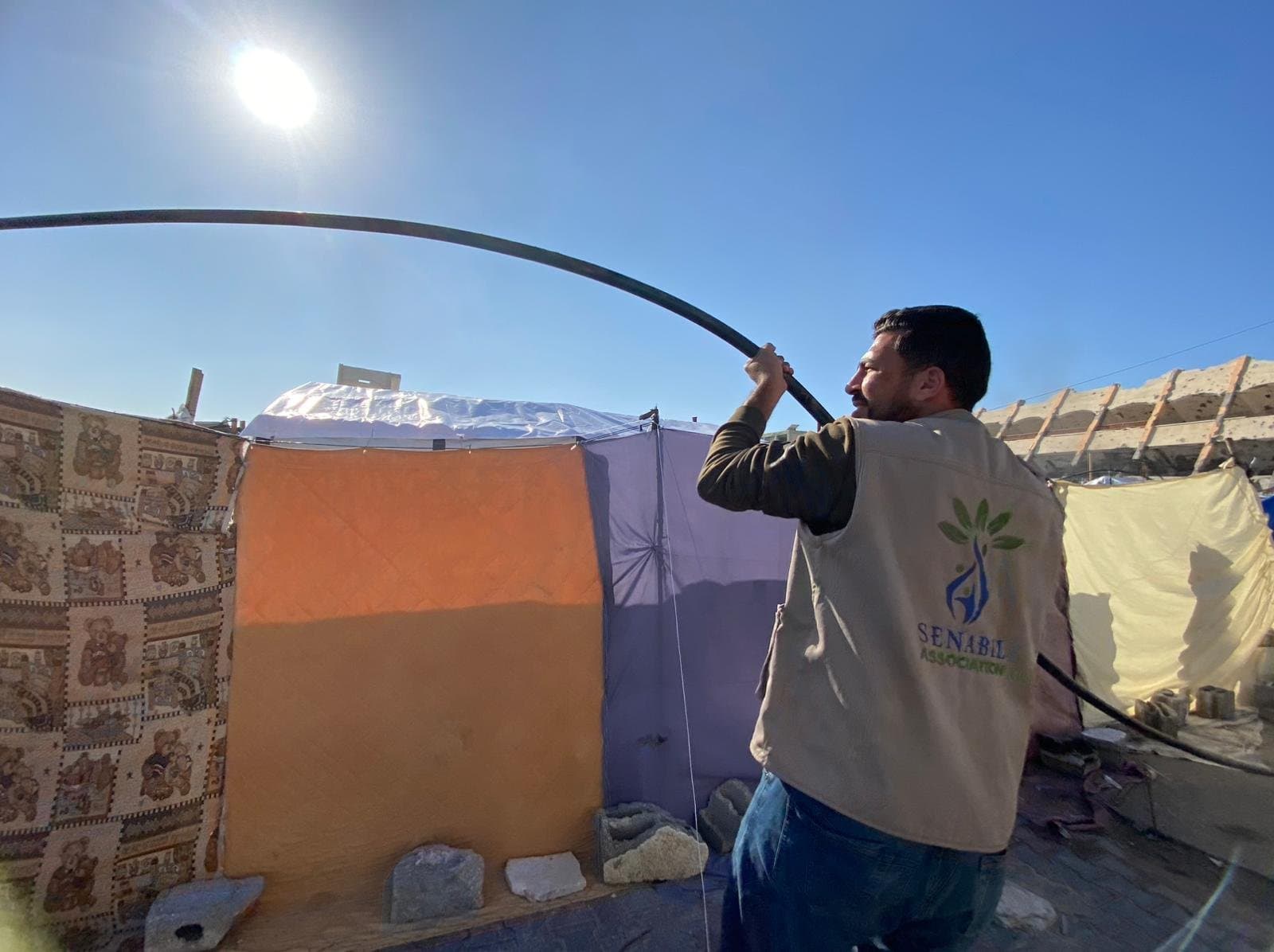 أعمال تمديد خطوط مياه لدعم مراكز الإيواء في شمال قطاع غزة