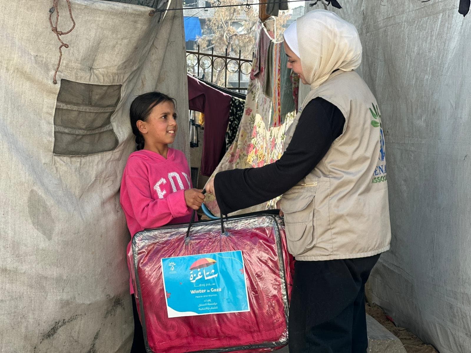 توزيع 200 حرام شتوي على الأسر النازحة ضمن حملة شتا غزة.. سلام ودفا