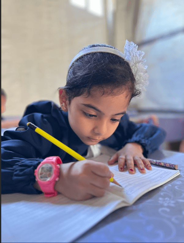 إنشاء مدرسة السنابل دير البلح 1 الميدانية كحل تعليمي طارئ خلال الحرب لضمان استمرار العملية التعليمية