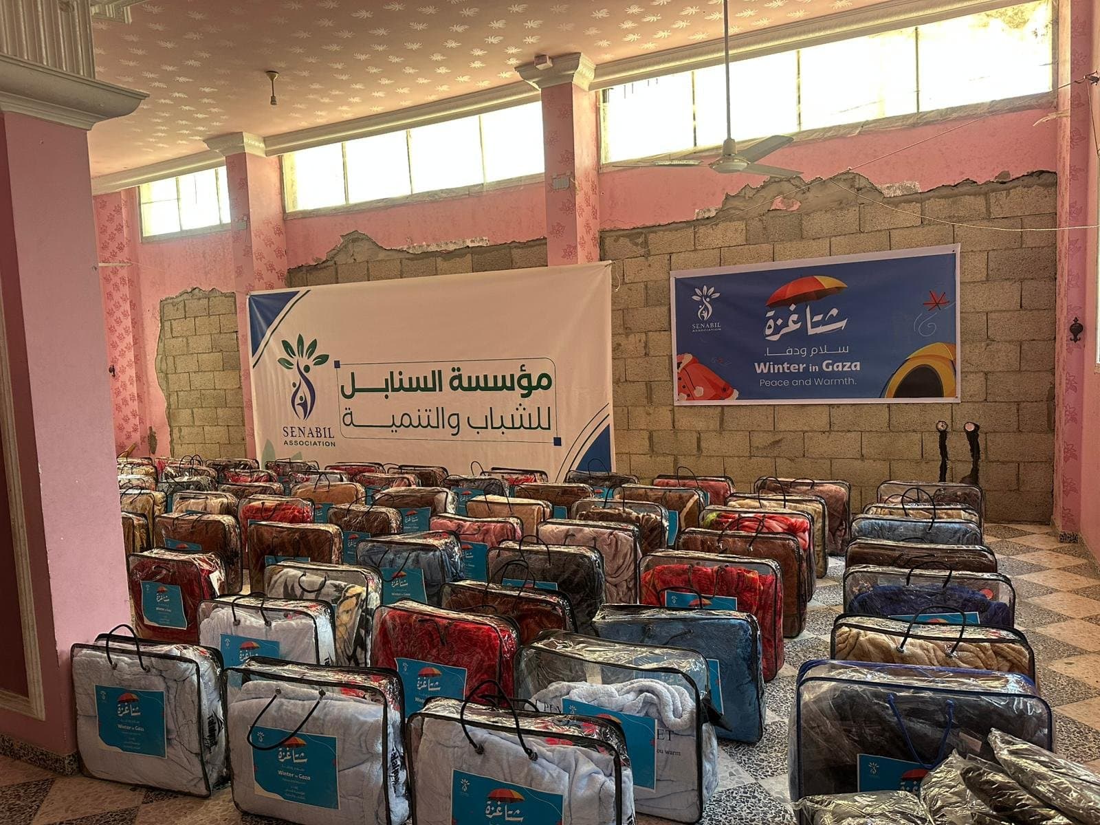 توزيع 200 حرام شتوي على الأسر النازحة ضمن حملة شتا غزة.. سلام ودفا