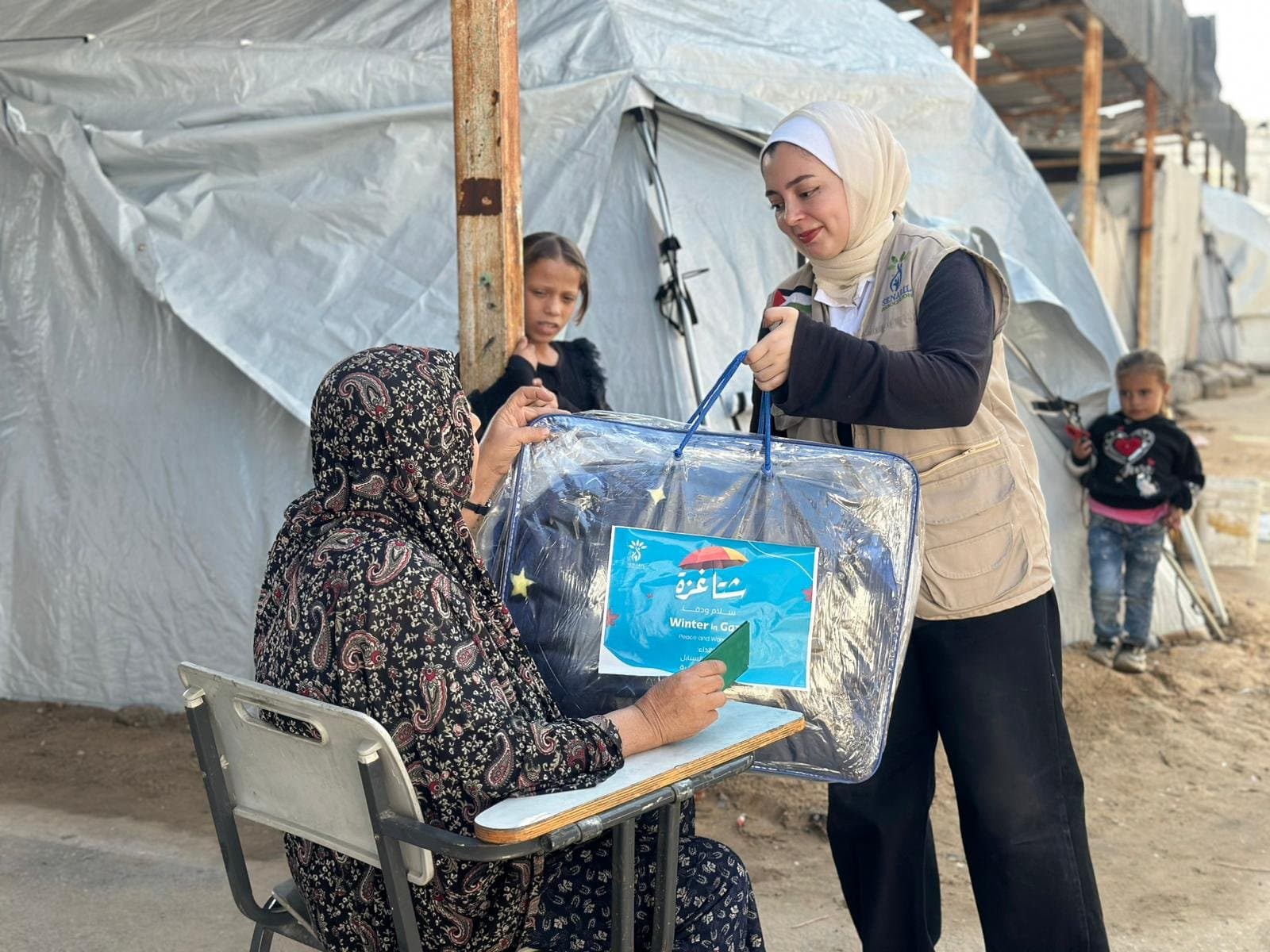 توزيع 200 حرام شتوي على الأسر النازحة ضمن حملة شتا غزة.. سلام ودفا