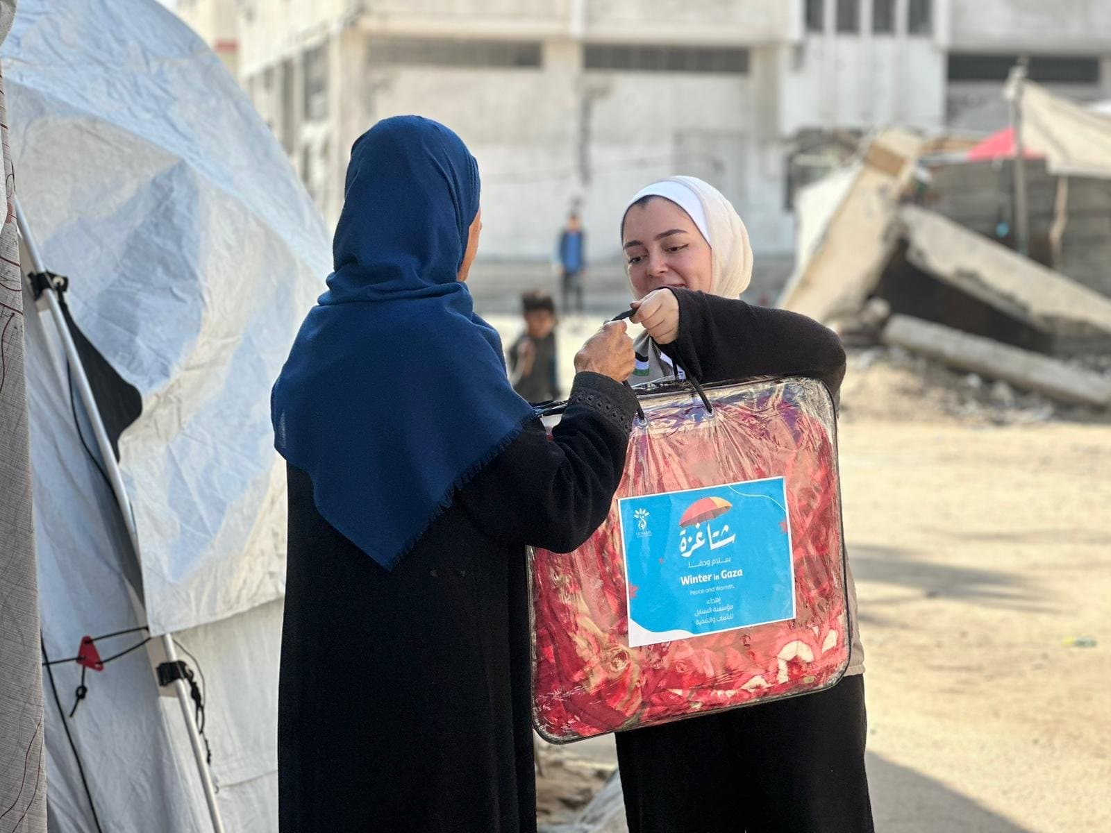 توزيع 200 حرام شتوي على الأسر النازحة ضمن حملة شتا غزة.. سلام ودفا