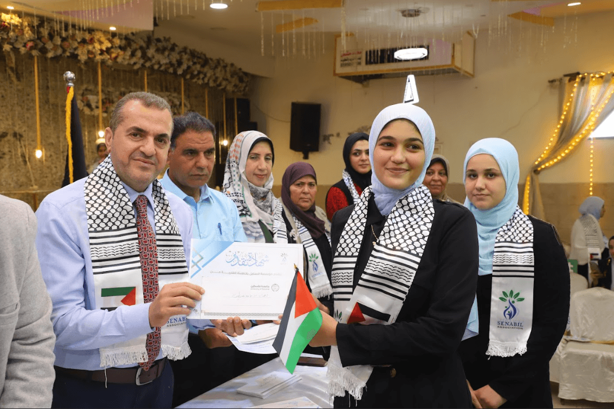 السنابل تُكرّم طلبة مدارسها المتفوقين من دفعة 2006/2007 رغم الظروف الصعبة