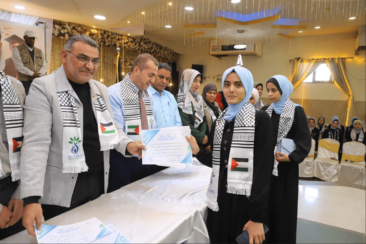 السنابل تُكرّم طلبة مدارسها المتفوقين من دفعة 2006/2007 رغم الظروف الصعبة