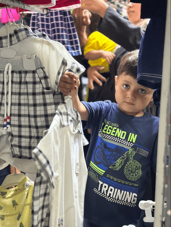 توزيع كسوة للأطفال في عيد الأضحى المبارك رغم الحرب والظروف الصعبة