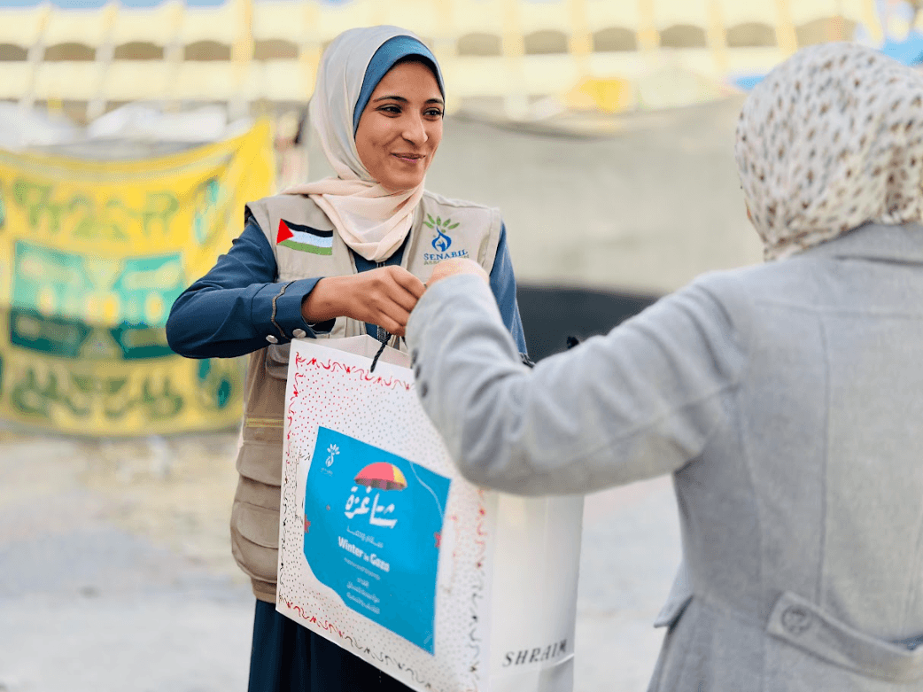 توزيع كسوة للنساء في مخيمات النزوح ضمن حملة "شتاء غزة.. سلام ودفا"