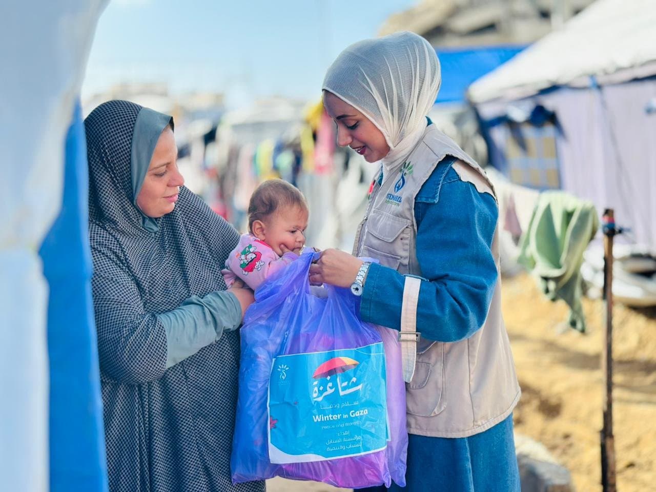 توزيع كسوة شتوية للأطفال الرضع ضمن حملة شتا غزة.. سلام ودفا