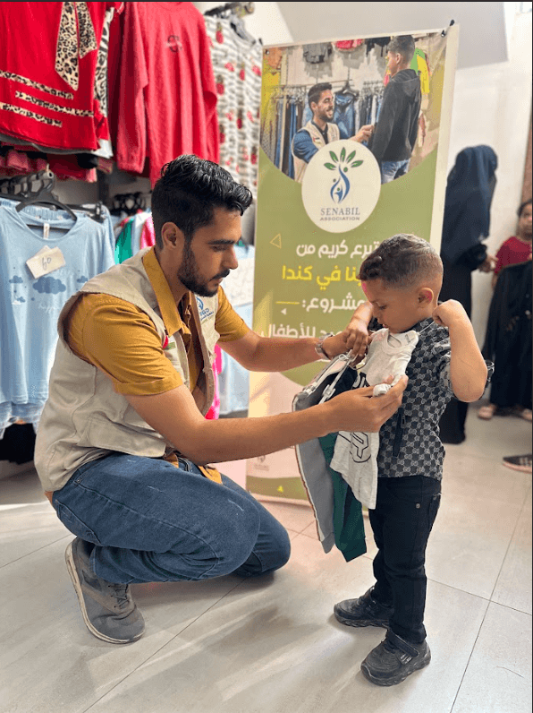 توزيع كسوة للأطفال في عيد الأضحى المبارك رغم الحرب والظروف الصعبة