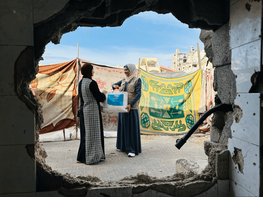 توزيع كسوة للنساء في مخيمات النزوح ضمن حملة "شتاء غزة.. سلام ودفا"