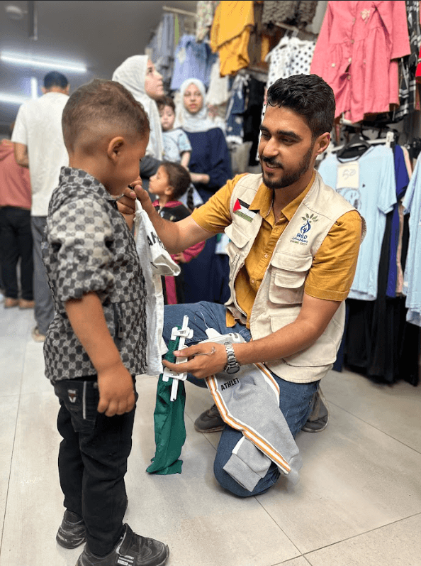 توزيع كسوة للأطفال في عيد الأضحى المبارك رغم الحرب والظروف الصعبة