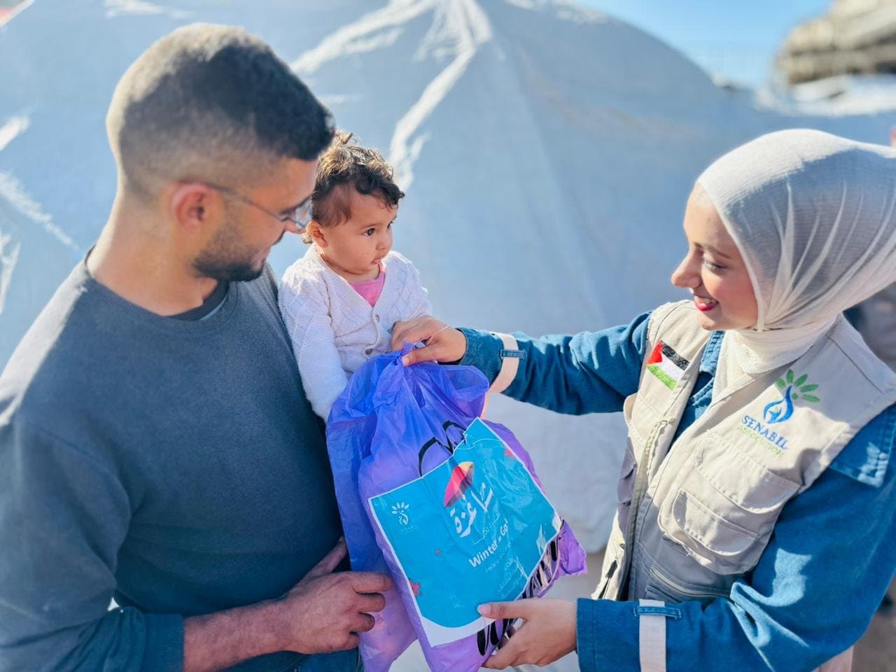 توزيع كسوة شتوية للأطفال الرضع ضمن حملة شتا غزة.. سلام ودفا