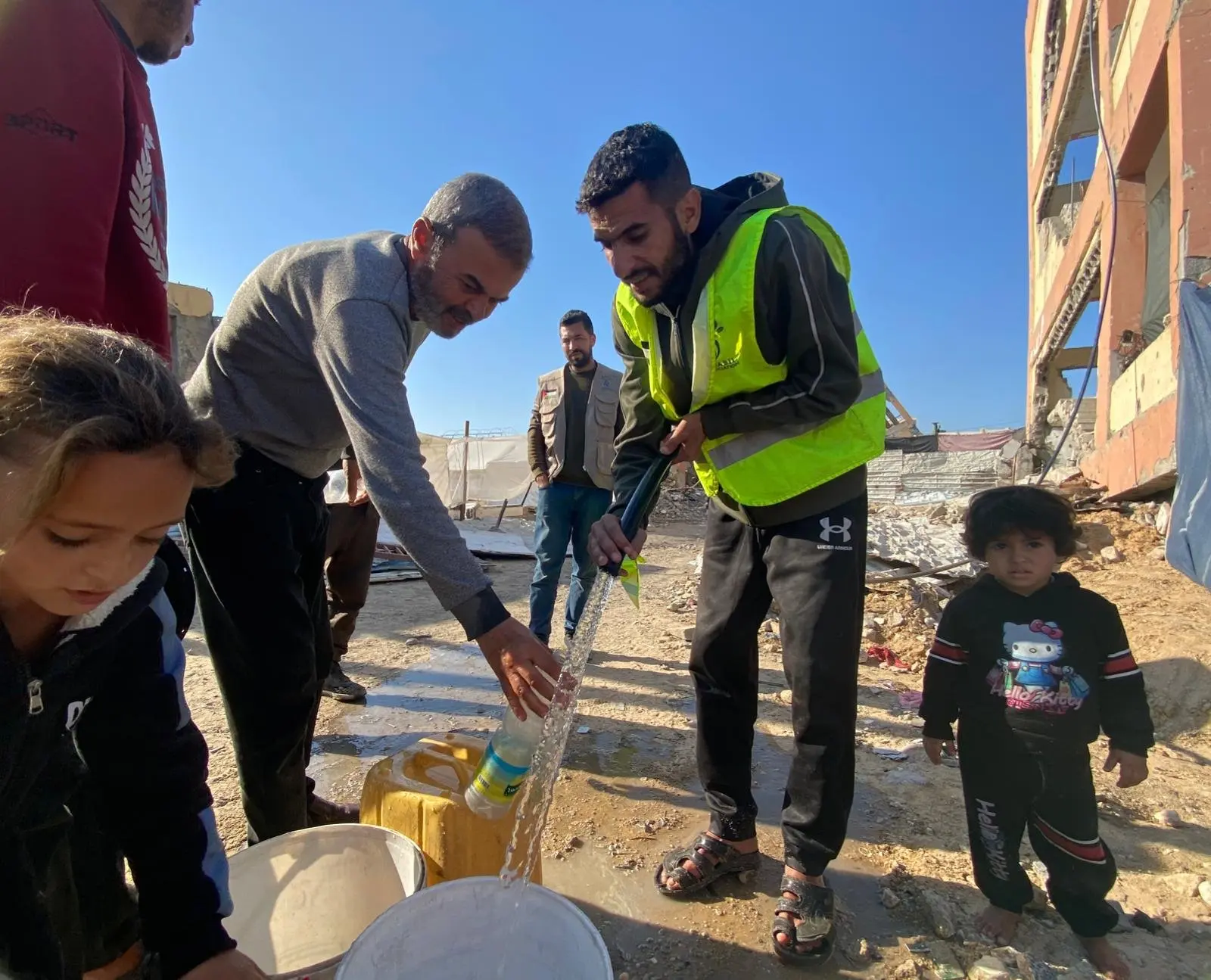 Water Pipeline Extension Works to Support Shelters in Northern Gaza