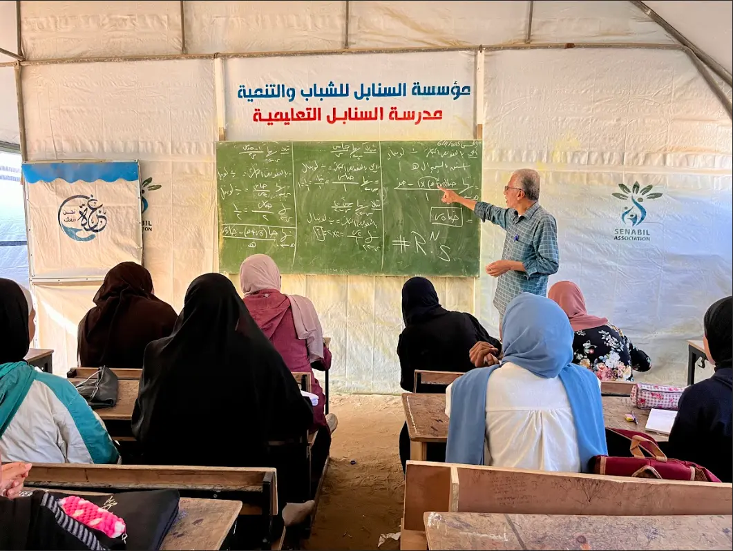 إنشاء مدرسة السنابل دير البلح 1 الميدانية كحل تعليمي طارئ خلال الحرب لضمان استمرار العملية التعليمية